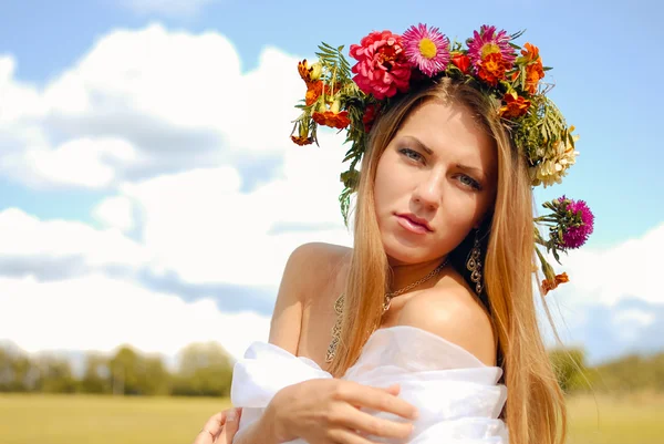 Portrait of sexy pretty girl in flower wreath with naked shoulders in countryside — Stock Photo, Image