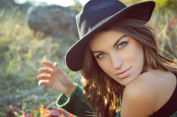 Charming girl wearing black hat with naked shoulder in autumn — Stock Fotó