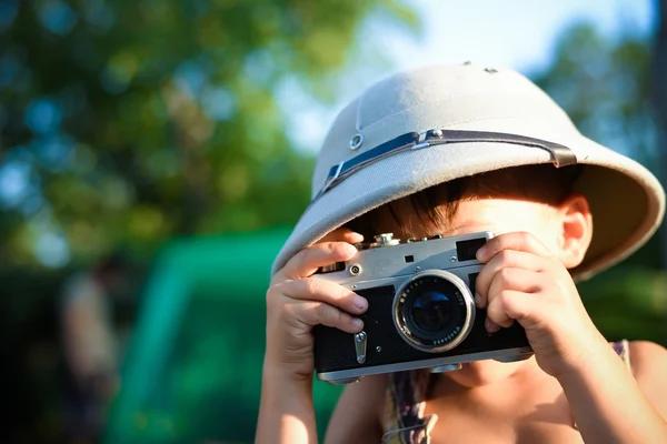 Kid tirar fotos usando câmera retro telêmetro — Fotografia de Stock
