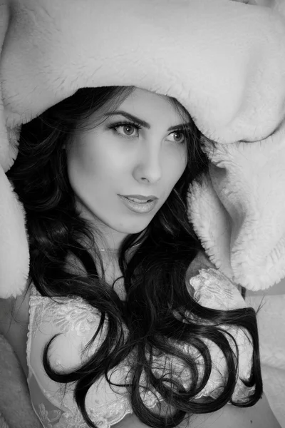 Vackra bedårande sexig ung dam avkopplande i sängen, svart och vit närbild porträtt — Stockfoto