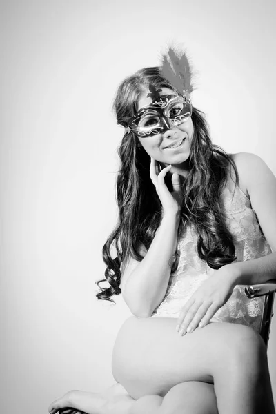 Imagem de menina atraente sexy com cabelo longo se divertindo usando máscara relaxante sentado em roupa interior — Fotografia de Stock