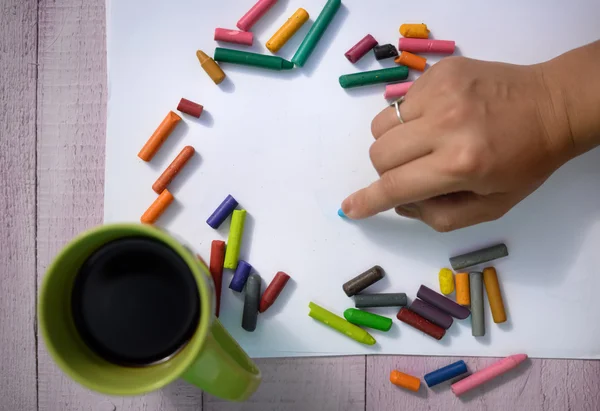 Hand drawing with crayons on white paper and coffee mug — 스톡 사진