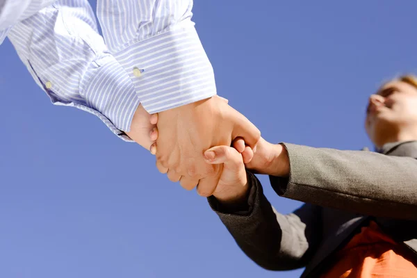 Closeup of man and women holding hands on sky background — Stock Photo, Image