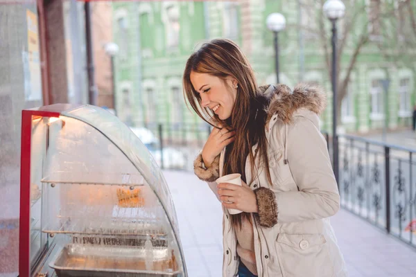 Tourist woman holding cup of coffee in the city centre — ストック写真