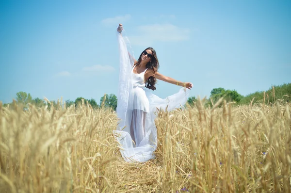 Mulher sonhadora no campo de trigo — Fotografia de Stock