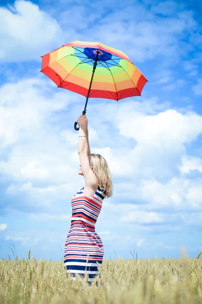 Mulher romântica com guarda-chuva no campo de trigo no céu azul ensolarado ao ar livre fundo — Fotografia de Stock