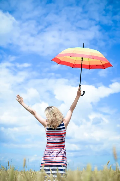 Sonhando romântico feminino com guarda-chuva no campo de trigo — Fotografia de Stock