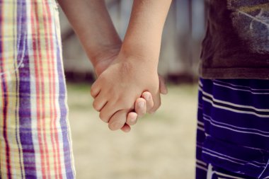 Birbirimizi kırsal kesimde holding iki childs eller closeup