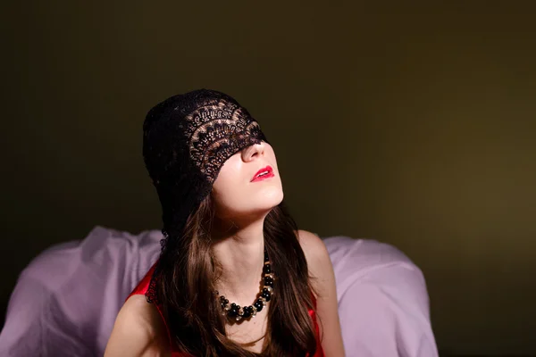 目を閉じて座っている黒いレースのマスクでセクシーな女の子 — ストック写真