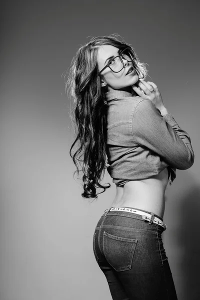 Czarno-białych fotografii ładna panienka na sobie dżinsy, długie rękawy krótkie i okulary hipster — Zdjęcie stockowe