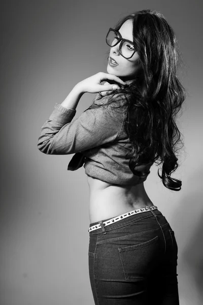 Imagen de la joven dama bonita de moda con gafas hipster, fotografía en blanco y negro —  Fotos de Stock