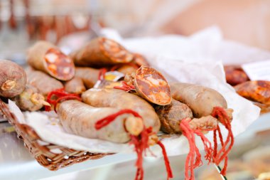 Taze et sosis beyaz üzerine kırmızı dizeleri ile masa üstü piyasa