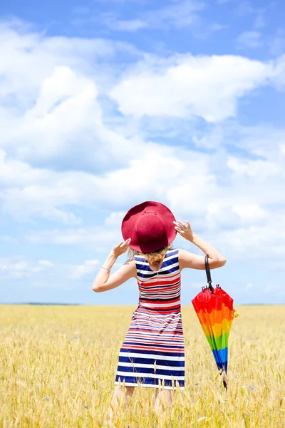 Bild av romantiska elegant dam har roligt innehar rainbow paraply på soliga dag blå himmel bakgrund fältet utomhus — Stockfoto