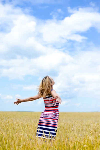 Romantische elegante Dame am sonnigen Tag blauer Himmel Hintergrund im Freien Feld — Stockfoto