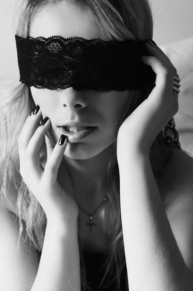 Sexy ragazza di moda in maschera di pizzo sorriso felice divertirsi rilassarsi a letto toccando le labbra con le dita . — Foto Stock