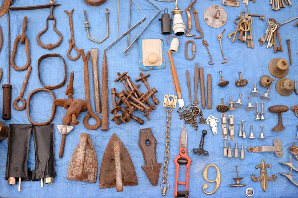 Metal aged rusty tools and different keys on blue background — Stockfoto