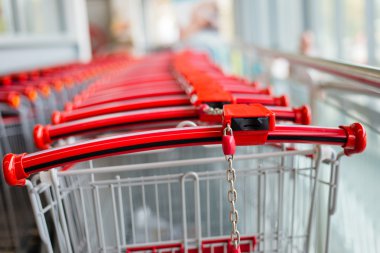 Satırları bulanık mağaza kapalı arka plan üzerinde kırmızı kolu handcarts