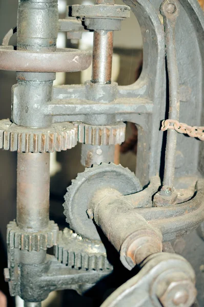 Closeup of old iron mechanism with rusty chain and cogwheels. — Stock Photo, Image