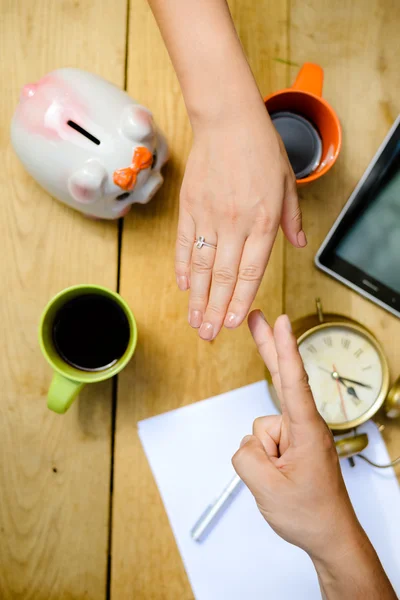 Spelen in rock-paper-scissors spel boven tafelblad met spaarpot en mokken — Stockfoto