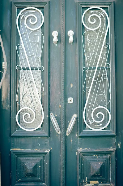 Puerta de madera negra vieja con adorno tradicional de parrilla de metal blanco — Foto de Stock