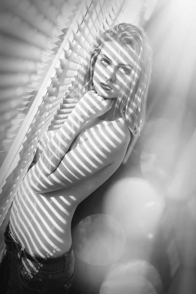 Imagem de jovem sensual atraente mulher de pé no sol iluminado janela cega varanda — Fotografia de Stock