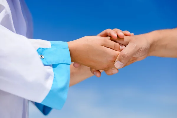 Primer plano de la medicina enfermeras manos sosteniendo someones mano con cuidado — Foto de Stock