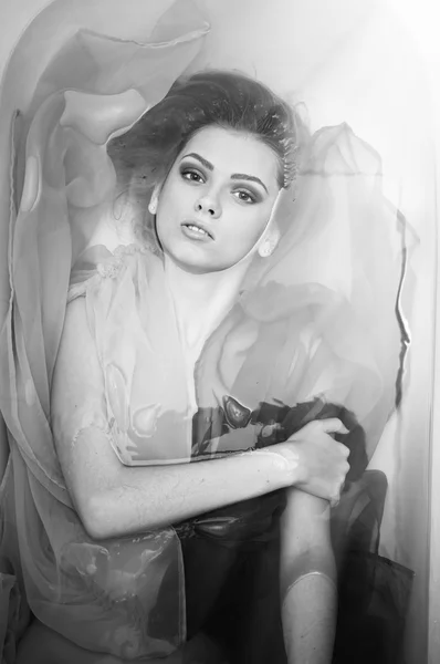 Imagen de sensual glamour chica con los labios abiertos diversión feliz relajante puesta en agua clara en el espacio de copia de fondo — Foto de Stock