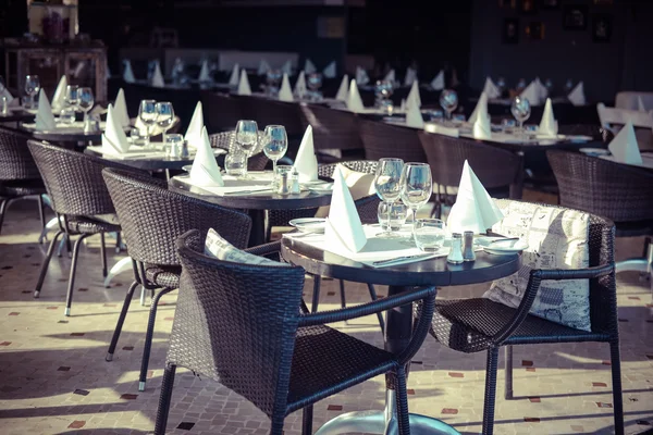 Schöne Restauranteinrichtung mit Tischreihen und Rottan-Stühlen — Stockfoto
