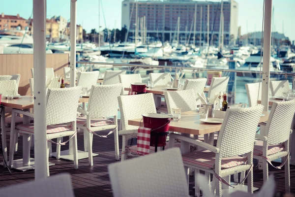 Інтер'єр ресторанів з красивим сонячним видом на гавань з великого вікна — стокове фото