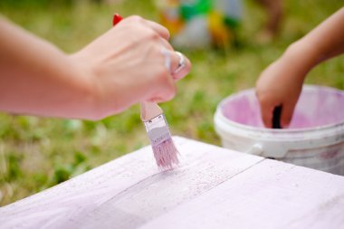 Kadın ve çocuk ürünleri el tahta pembe fırça ile boyama
