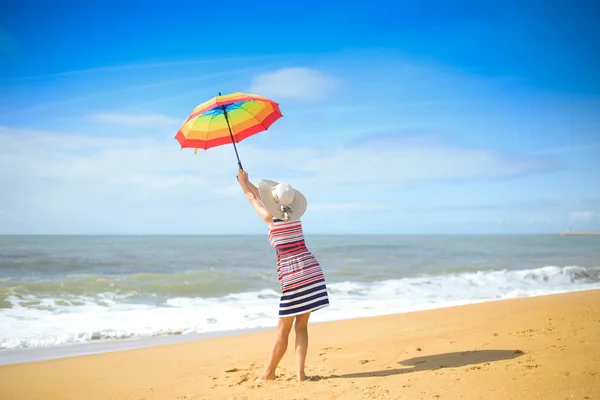 海岸のレインボー傘立っていると美しい女性の Backview — ストック写真