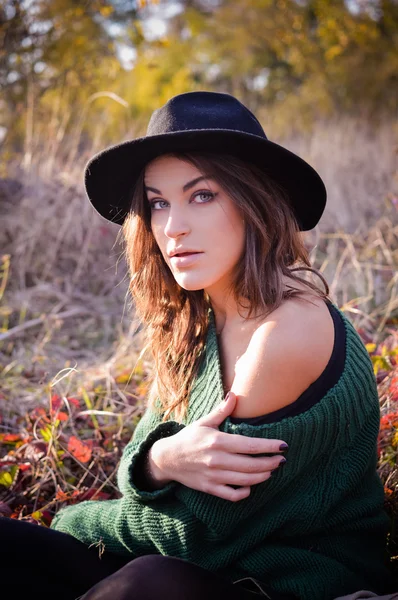 Pretty Female In Black Hat Posing Outdoors On Autumn Background — ストック写真