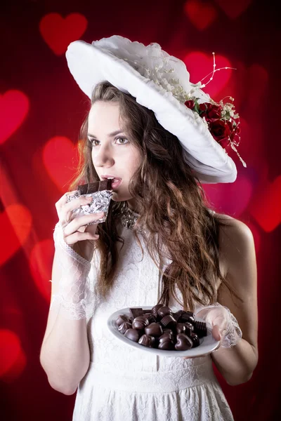 Donna in abiti retrò mangiare cioccolato — Foto Stock