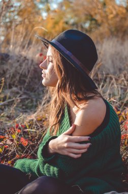 güzel genç bayan sensually açık havada arka planda, portre portre rahatlatıcı