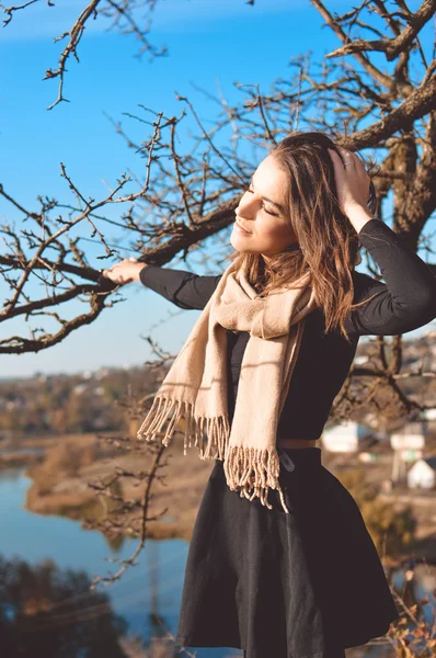 Imagem da jovem senhora bonita de pé na árvore pelo rio e se divertindo relaxando ao ar livre ensolarado copiar fundo espaço — Fotografia de Stock