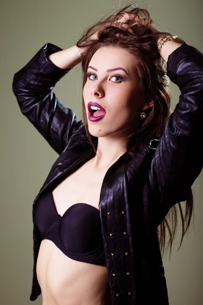 Imagem de quente sexy muito jovem senhora vestindo jaqueta de couro e olhando ar câmera — Fotografia de Stock