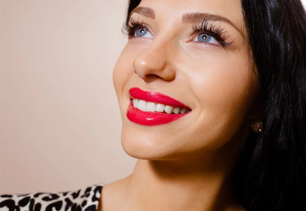 Porträt der attraktiven brünetten Frau mit roten Lippen — Stockfoto