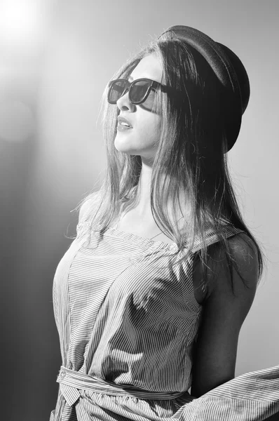 Porträt einer aufregenden schönen jungen Dame mit 3D-Brille, die nach oben schaut. Schwarz-Weiß-Bild — Stockfoto