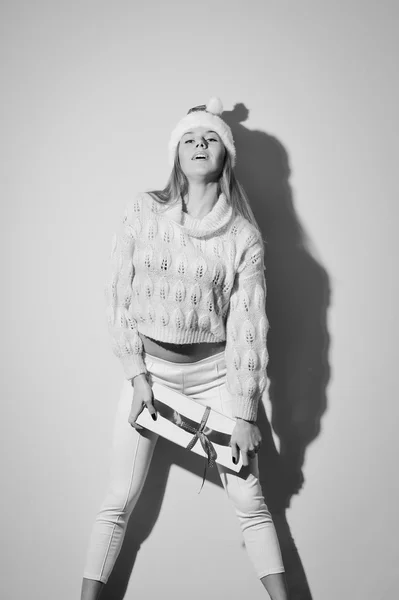 Fotografía en blanco y negro de chica feliz con sombrero de Navidad y caja de regalo — Foto de Stock