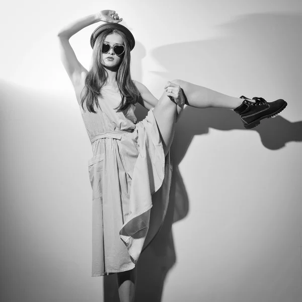 Imagem de moda modelo glamour em óculos puxa a perna — Fotografia de Stock