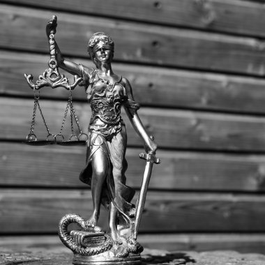 themis, femida veya adalet tanrıçası astar kopyasını alan arka plan ağaç on heykeli