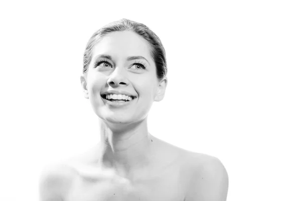 Mujer bonita joven con gran cuidado dental dientes blancos que se divierten feliz sonriendo y mirando hacia arriba en el fondo del espacio de copia blanca, retrato — Foto de Stock