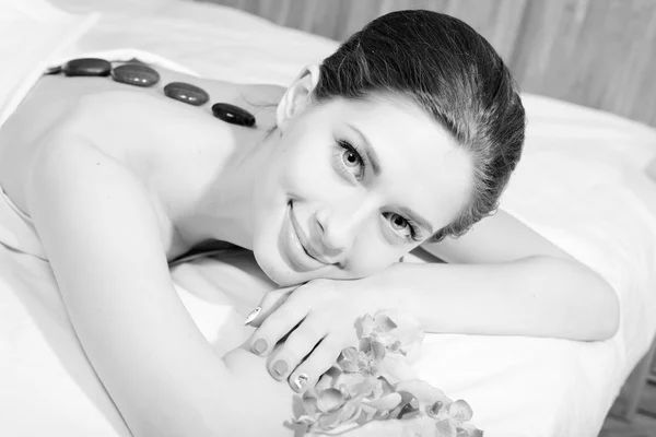 Retrato de sexy jovem bonita senhora feliz sorriso durante procedimentos de spa pedra terapia massagem e aromaterapia no fundo da cama branca — Fotografia de Stock