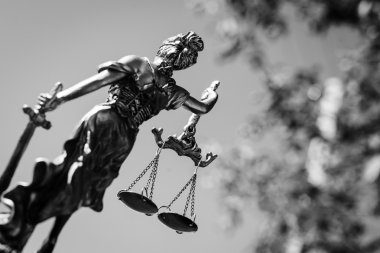 Heykel themis, femida veya adalet tanrıçası parlak gökyüzü ve yaprakları açık havada arka plan görüntü