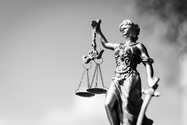 Foto van themis, femida of Justitie godin op heldere hemel kopie ruimte achtergrond — Stockfoto