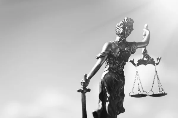 Backview heykel parlak gökyüzü boşaltmak arka plan üzerinde themis, femida veya adalet tanrıçası — Stok fotoğraf