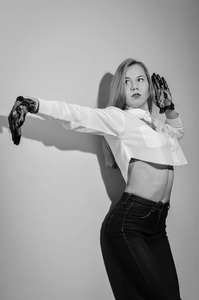 Fotografía en blanco y negro de una hermosa chica elegante con guantes transparentes . — Foto de Stock