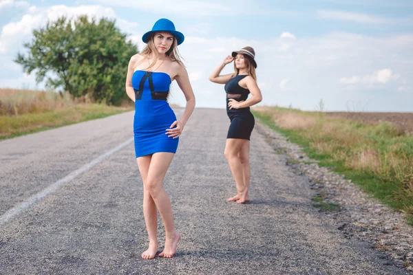 Портрет 2 красивых женщин летом на открытом воздухе пустой дороге — стоковое фото