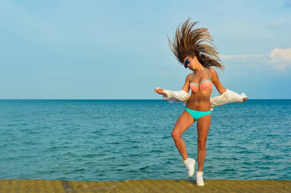 Portrait of beautiful young woman enjoying dancing over copy space background outdoors — Stock Photo, Image