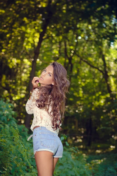 Фото гламурной молодой красивой женщины в зеленом лесу на открытом воздухе — стоковое фото